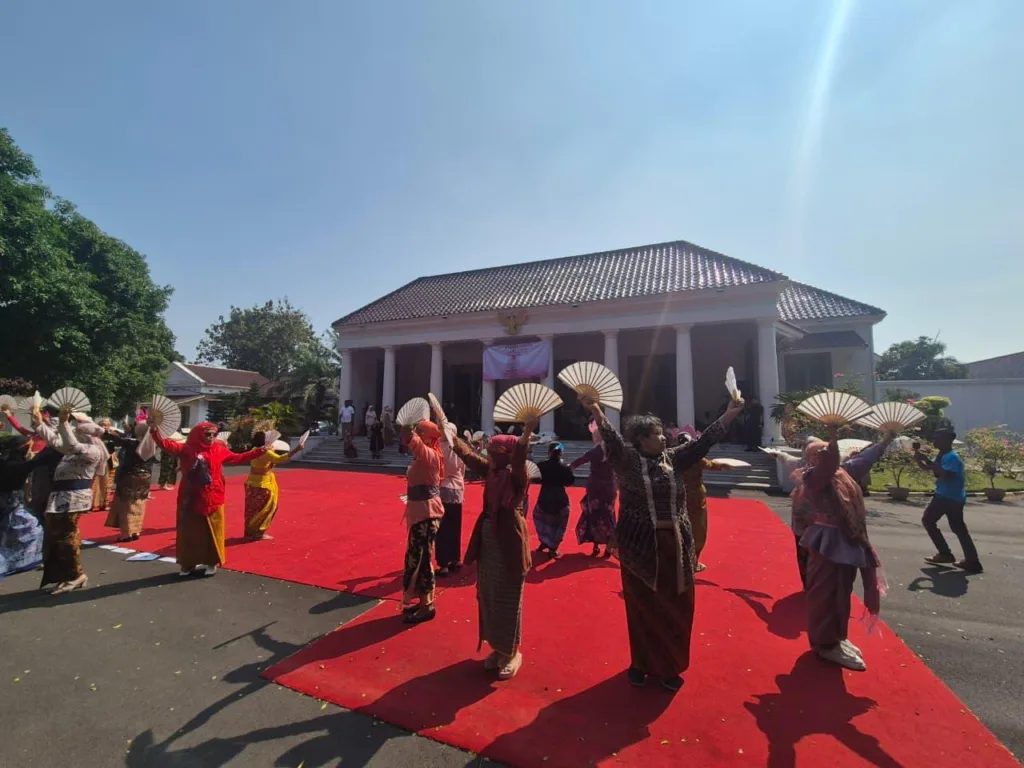Dorong Kebaya Jadi Identitas Perempuan Banten 2 Kebaya jadi identitas perempuan Banten