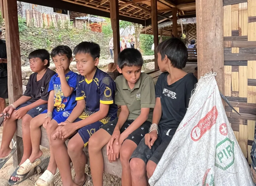 Gelang Putih Suku Baduy, Simbol Tolak Bala 2 Gelang putih Suku Baduy