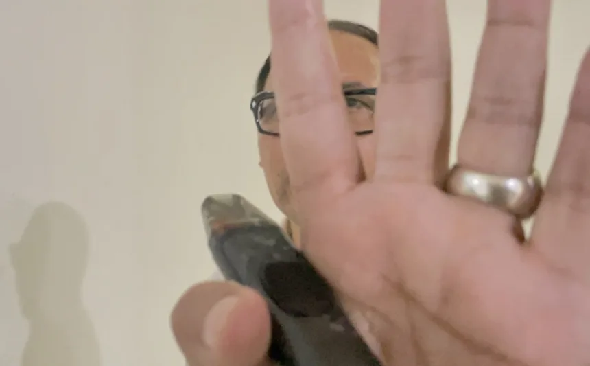 Plt DLH Tangsel Bungkam Soal PSEL, Malah Asik Hisap Vape 1 DLH Tangsel