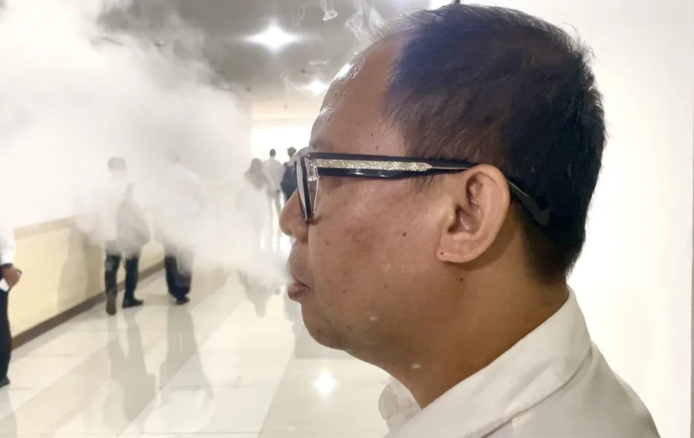 Plt DLH Tangsel Bungkam Soal PSEL, Malah Asik Hisap Vape 2 DLH Tangsel