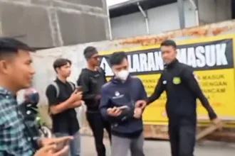 Pengeroyokan wartawan dan staf KLH