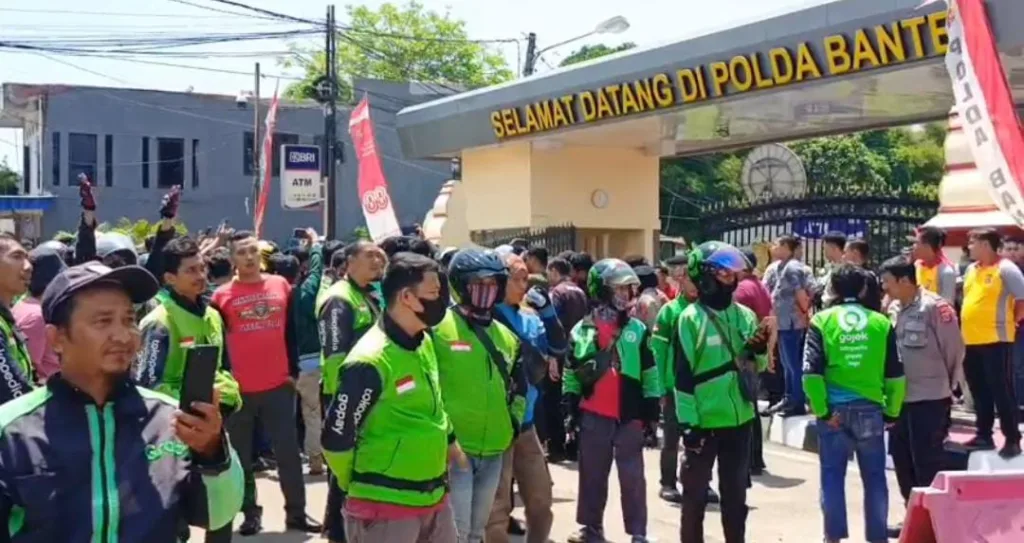 Aksi Solidaritas Ojol Banten, Tuntut Usut Tuntas Oknum Brimob yang Lindas Affan 2 Aksi solidaritas ojol Banten