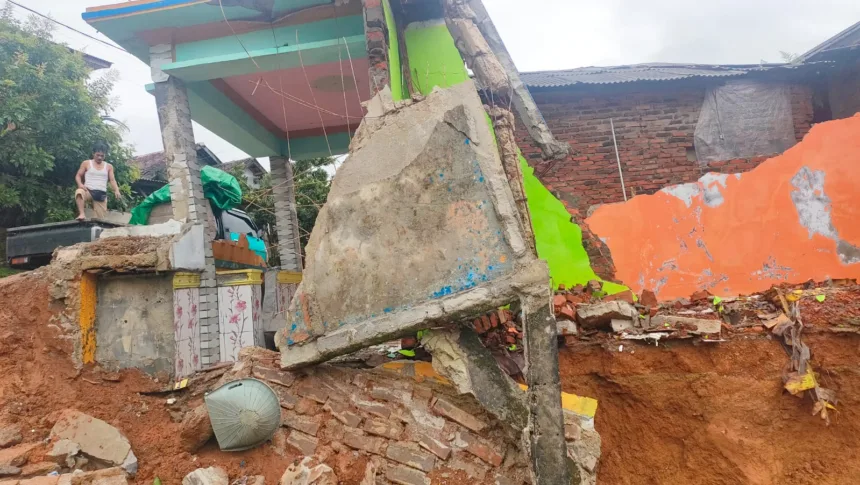 9 Rumah di Lebak Ambruk Akibat Pergerakan Tanah, Warga Mengungsi 1 Warga Lebak