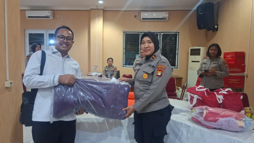 Dinsos Tangsel Berikan Sembako dan Pendampingan Psikologis Korban Kebakaran Asrama Polisi 1 Dinsos Tangsel