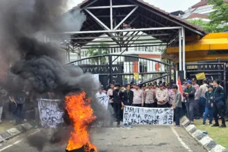DPRD Banten didemo