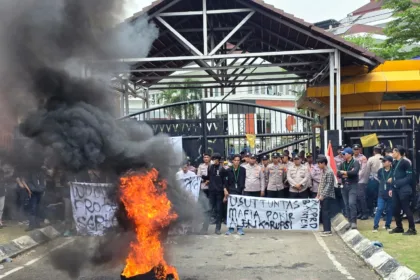 DPRD Banten didemo