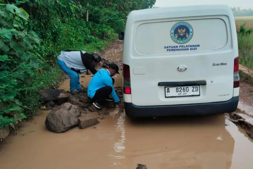 Mobil Distribusi MBG di Pandeglang Terkendala Jalan Rusak 1 Mobil distribusi MBG di Pandeglang