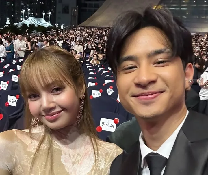 Selfie Bareng Lisa BLACKPINK, Devano Danendra Sempat Dikira Hasil AI 1 Lisa BLACKPINK