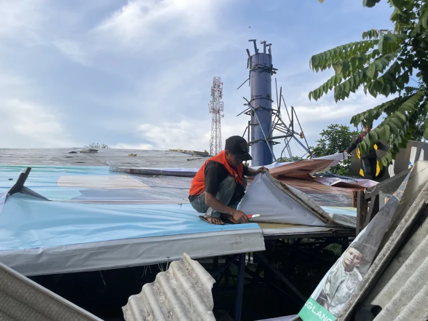 Dua Reklame Raksasa di Tangsel Roboh: Ibu dan Anak Luka, 5 Rumah Hancur 1 Reklame raksasa di Tangsel