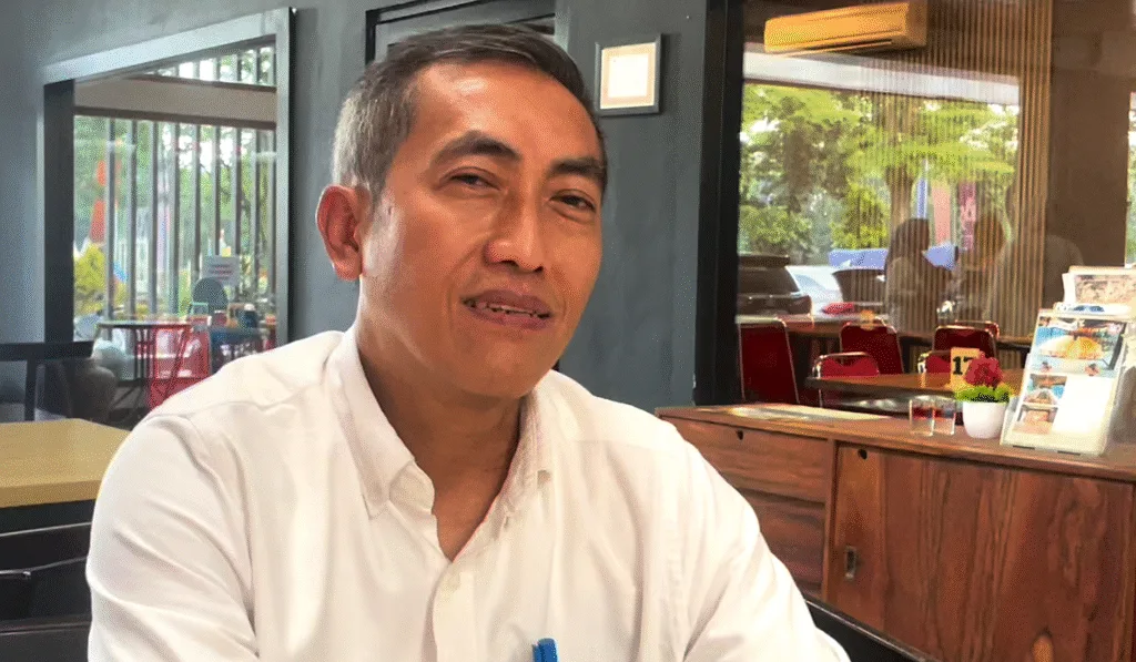 reklame melintang di jalan tangsel