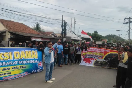 Warga Bojonegara blokir jalan