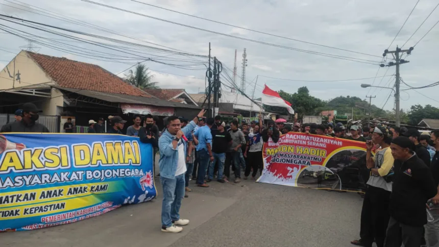 Warga Bojonegara blokir jalan