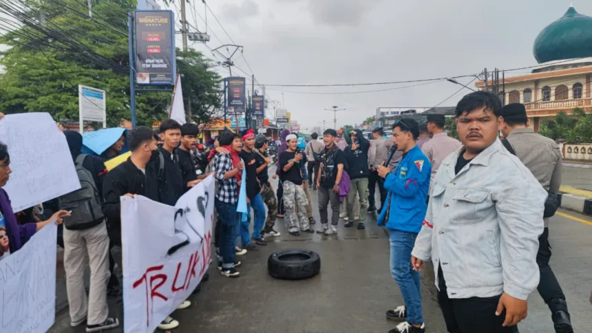 Lamban Atasi Truk ODOL di Kramatwatu, Warga Soroti Kinerja Pemprov Banten 1 Truk ODOL di Kramatwatu