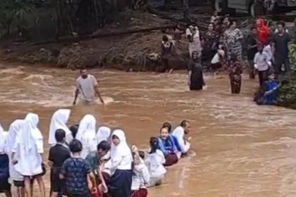 Jembatan putus di Pandeglang