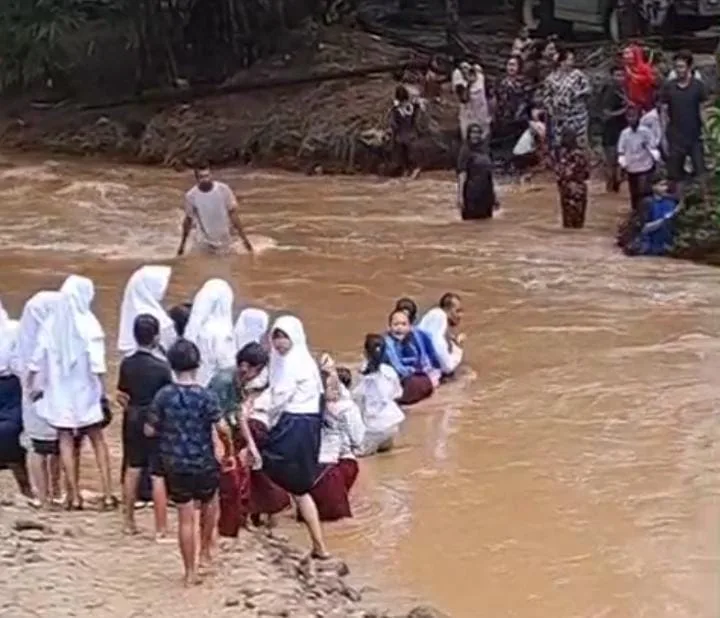 Gegara Jembatan Putus di Pandeglang, Pelajar Bertaruh Nyawa Sebrangi Sungai 1 Jembatan putus di Pandeglang