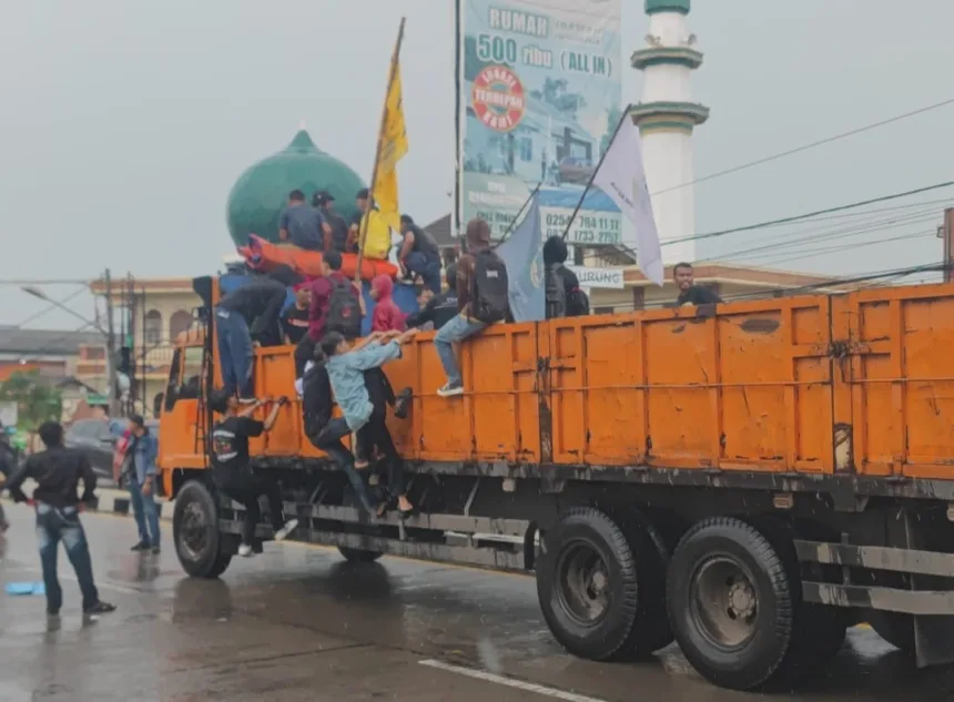 Tolak Truk Odol di Jalur Serang-Cilegon, Warga Gelar Aksi Demo 1 Truk odol di jalur Serang-Cilegon
