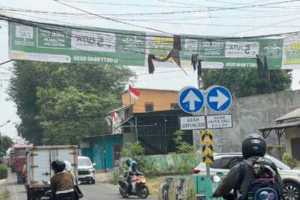 reklame melintang di jalan