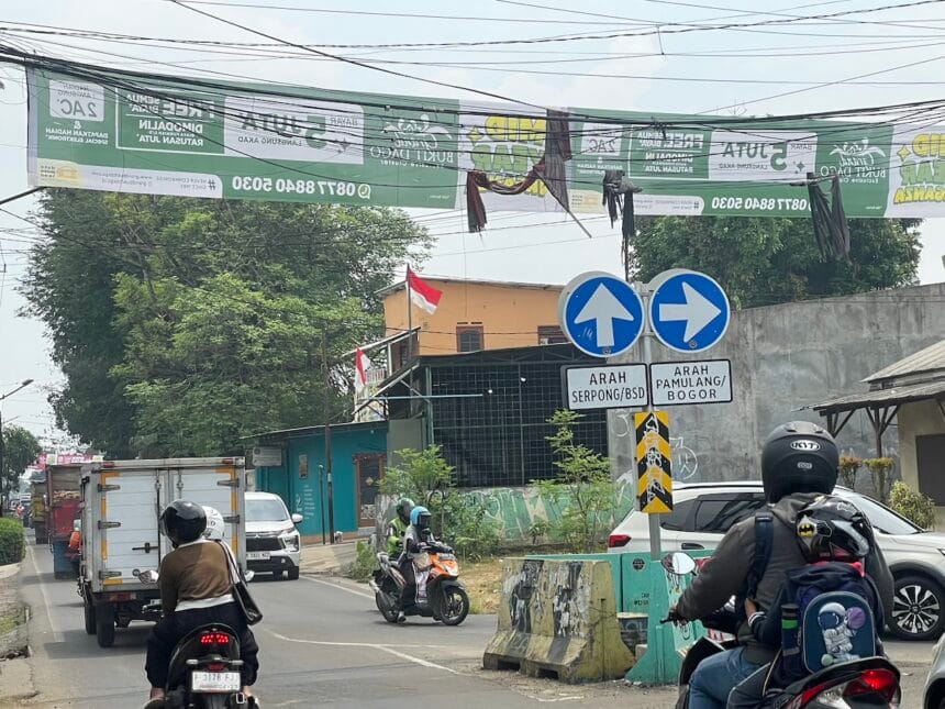 reklame melintang di jalan