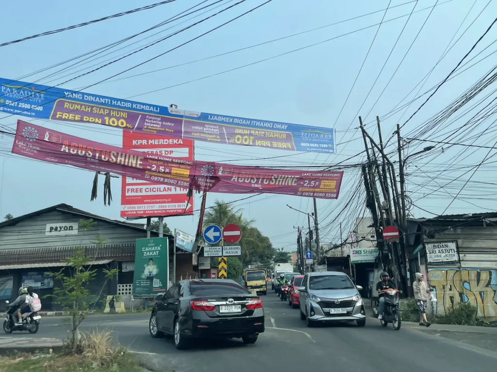 reklame melintang di jalan