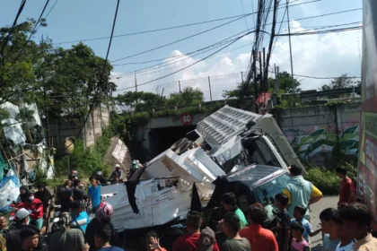 Truk tronton terjun dari tol