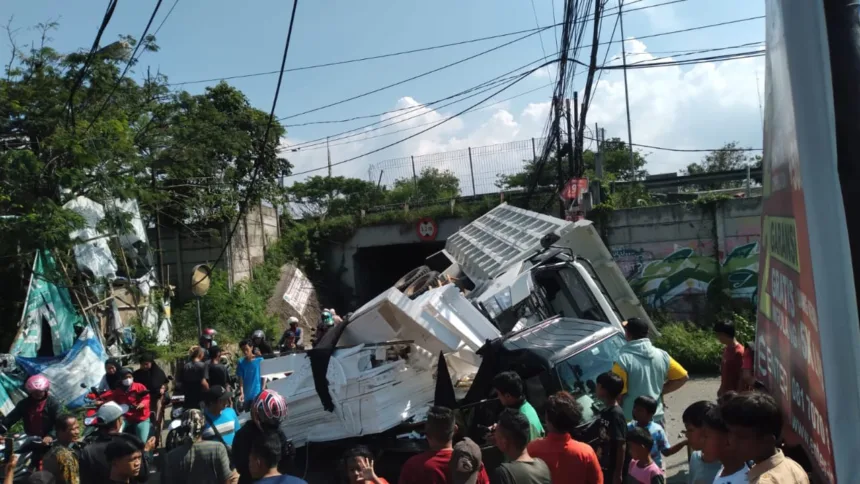 Truk tronton terjun dari tol