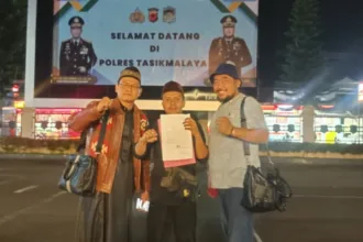 Pedagang pentol cilok