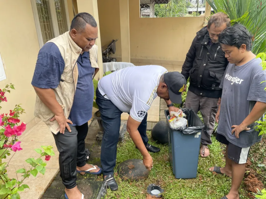 Orang Lain Sibuk Nyinyir, Warga Bukit Nusa Indah Tangsel Sibuk Bikin Biopori Kurangi Sampah 1 Bukit Nusa Indah Tangsel