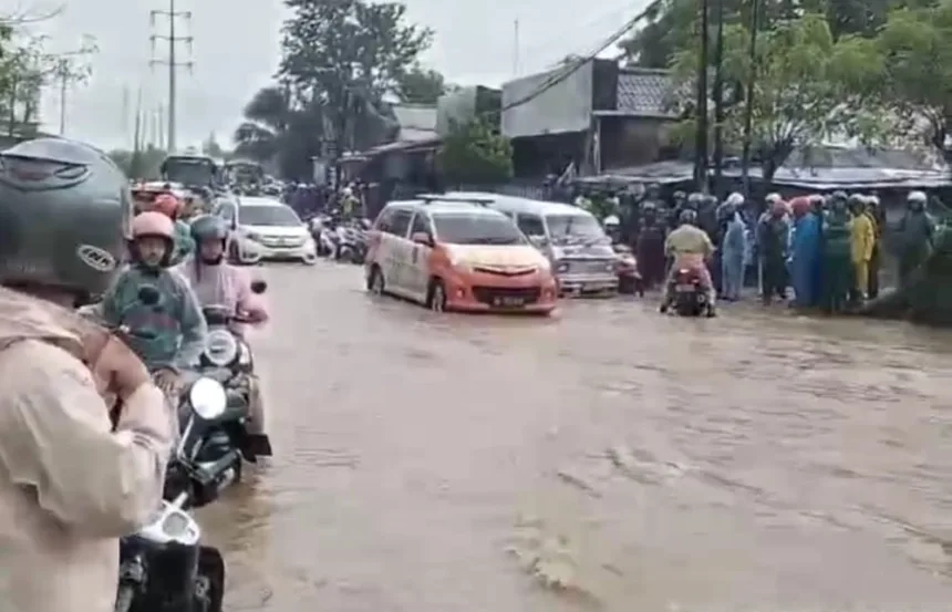 Hujan Deras Sebabkan Banjir, Jalan Raya Anyer di Gunung Kendeng Tergenang hingga 60 CM 1 Banjir