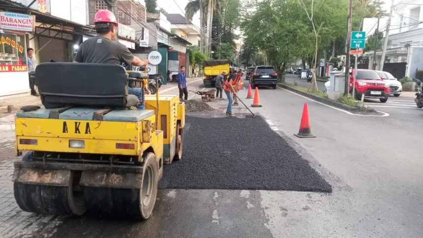 DSDABMBK Kota Tangsel Lakukan Perbaikan Jalan Kota di Sejumlah Ruas 1 DSDABMBK Kota Tangsel