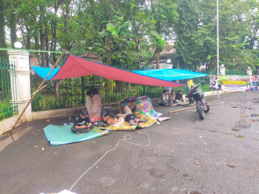 Bertahan Menginap di Kantor Bupati, Warga Huntara Cigobang Tuntut Kejelasan Hunian Permanen 1 Huntara Cigobang