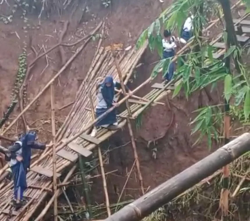 Jembatan Rusak di Padarincang, Pelajar Terpaksa Lewati Akses Nyaris Runtuh 1 jembatan rusak di Padarincang