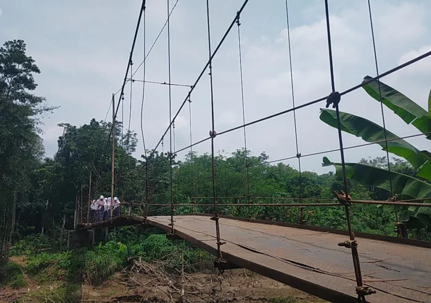Jembatan gantung di Lebak