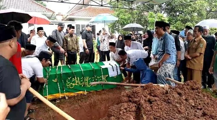 H Tryana Sam'un Dimakamkan di Kediamannya di Pandeglang 1 H Tryana Syam'un