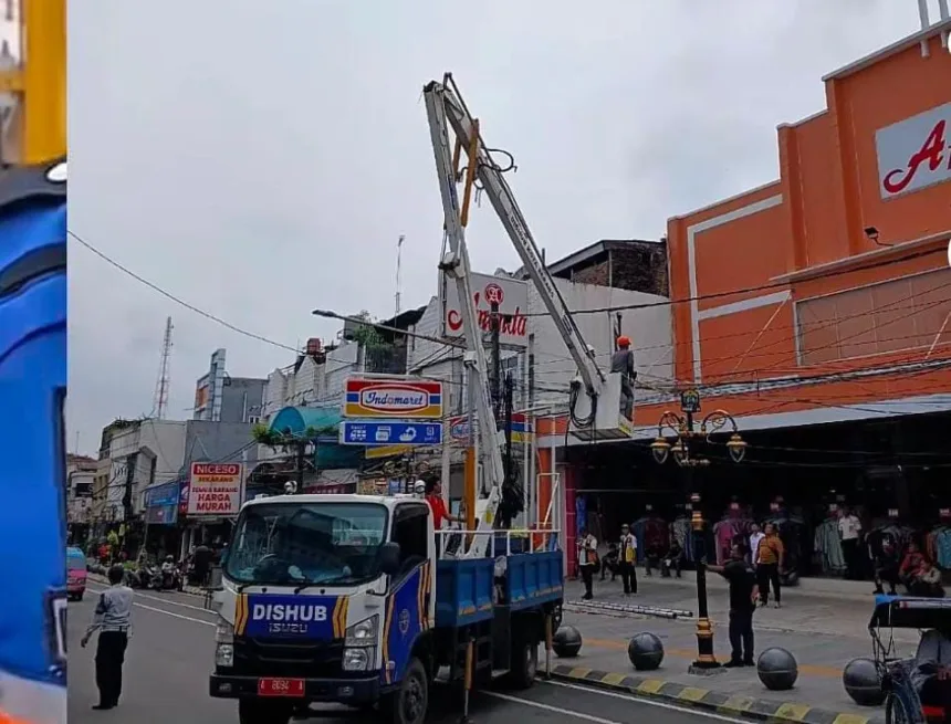 Kabel Tak Beraturan di Kawasan Royal Baroe Mulai Dirapikan 1 Royal Baroe