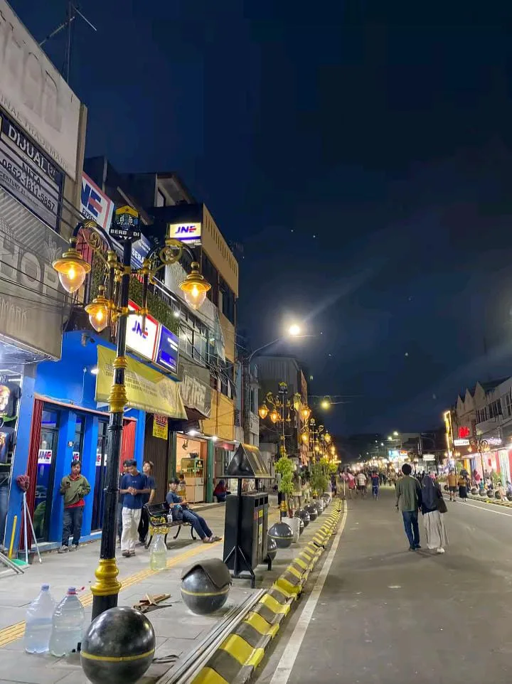 Mahasiswa Manfaatkan Royal Baroe sebagai Ruang Santai 1 Royal Baroe