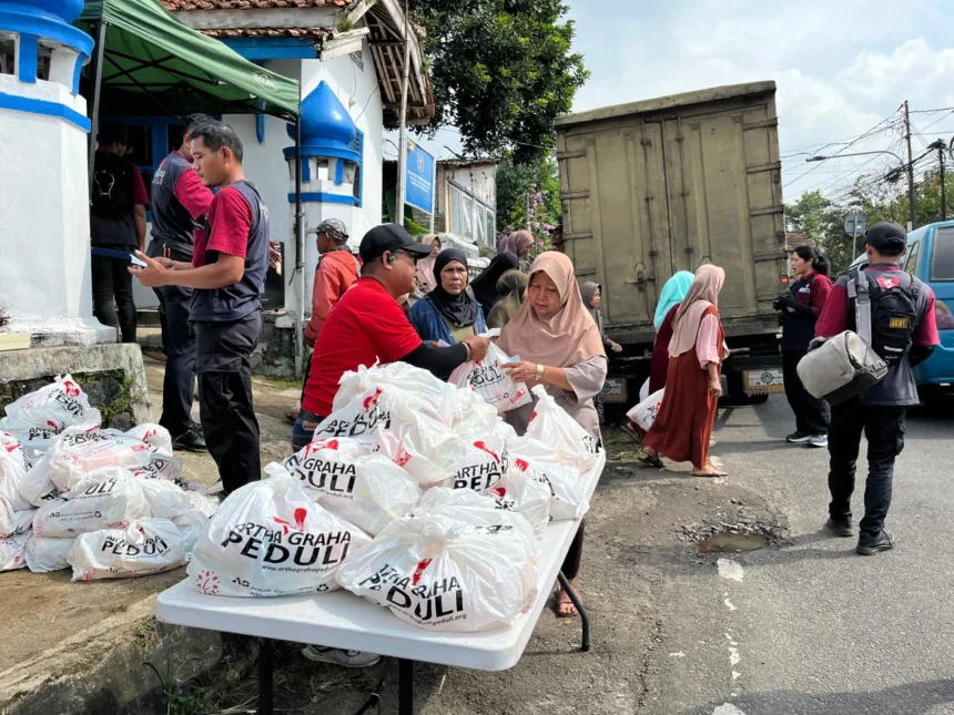 PWI dan Artha Graha Peduli Salurkan Ratusan Paket Sembako Gratis dalam Rangka HPN 1 PWI