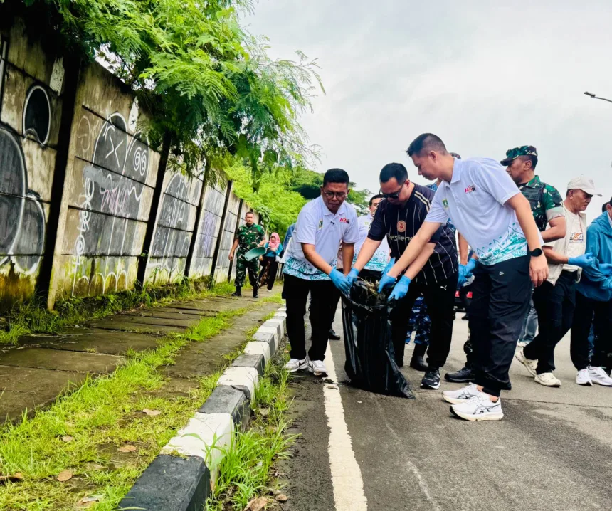 Tindak Lanjut Arahan Presiden, Gubernur Banten Andra Soni Bersama Forkopimda Gelar Kerja Bakti Lingkungan 1 Andra Soni