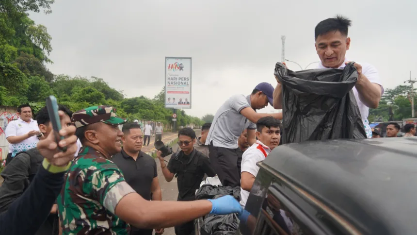 400 Prajurit Korem 064/Maulana Yusuf Turun Bersihkan Kota Serang dalam Gerakan Banten ASRI 1 Kota Serang