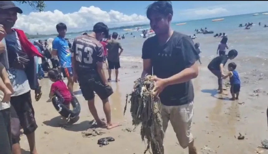 Pantai Carita Dipenuhi Sampah Plastik, Wisatawan Khawatir Gangguan Kulit 1 Pantai Carita