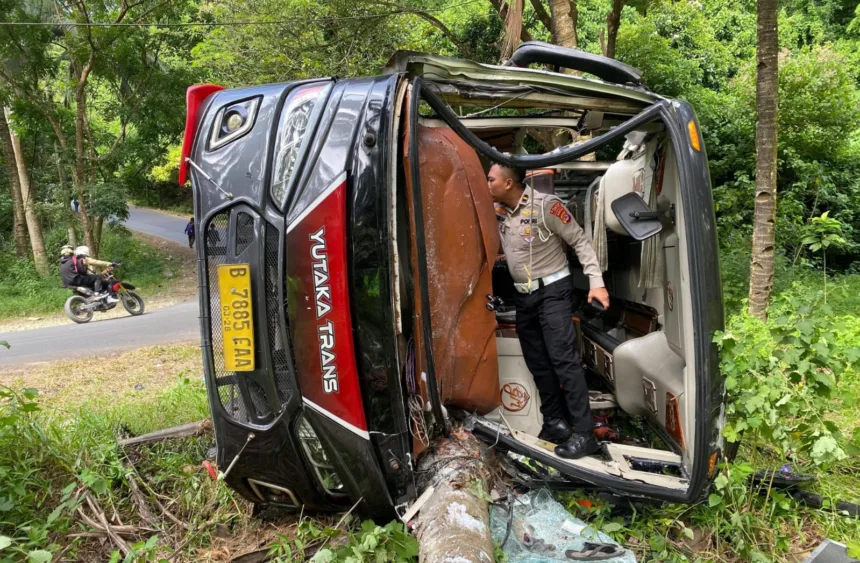Bus Rombongan Wisatawan Asal Bekasi Alami Kecelakaan di Tanjakan Cariang Sawarna, 36 Orang Terluka 1 Tanjakan Cariang