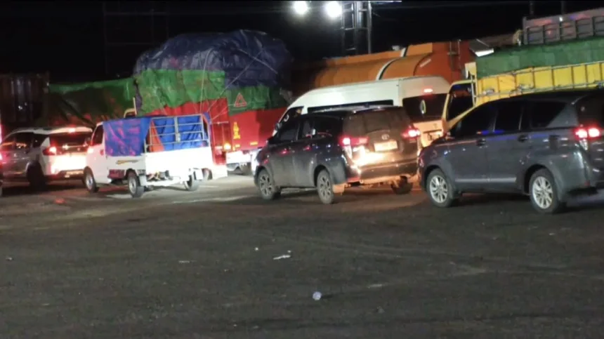 Antrean Truk Mengular di Pelabuhan Merak Menjelang Pembatasan Angkutan Logistik 1 Pelabuhan Merak