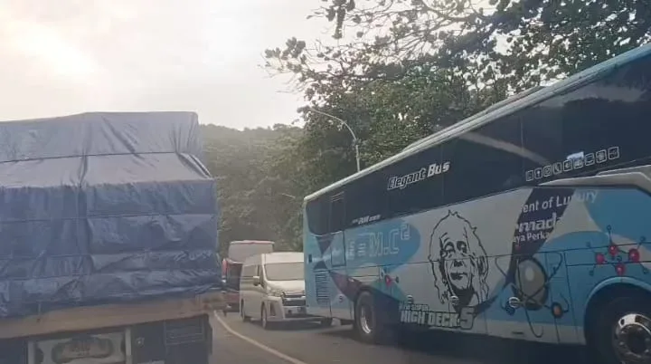 Cuaca Buruk Sebabkan Antrean Kendaraan ke Pelabuhan Merak, Macet Capai Gerbang Tol 1 Pelabuhan Merak