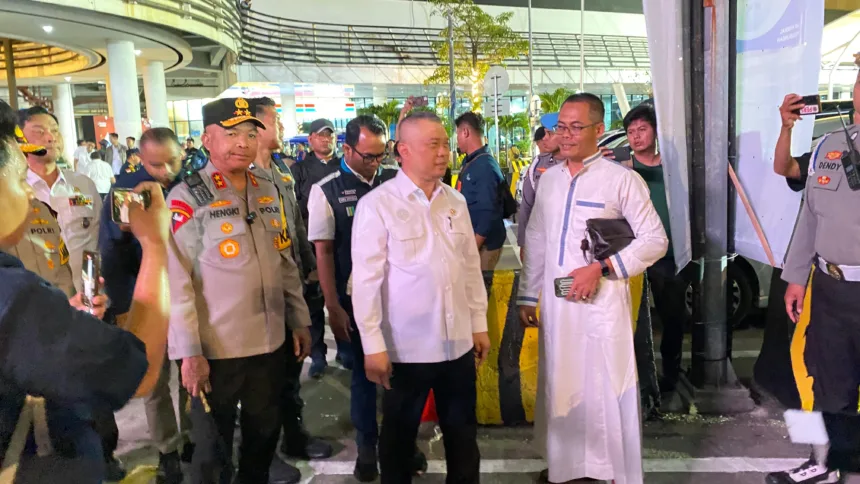 Menhub Tinjau Arus Mudik di Pelabuhan Merak, Sebut Penyeberangan Berjalan Lancar 1 Pelabuhan Merak