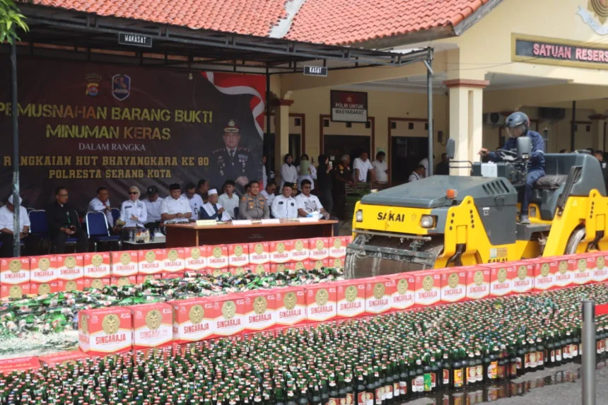 Polresta Serang Kota Musnahkan Belasan Ribu Botol Miras 1 botol miras