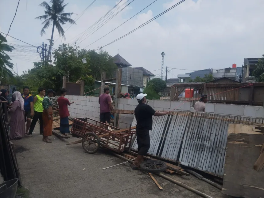 Warga Bongkar Sendiri Bangunan di Bantaran Kali Cirarab Tangerang 1 Kali Cirarab