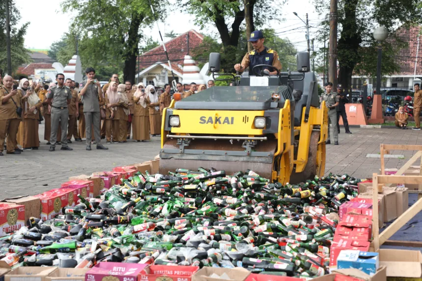 Pemkot Serang Musnahkan Ribuan Botol Miras Ilegal Hasil Operasi Pekat 1 Miras Ilegal