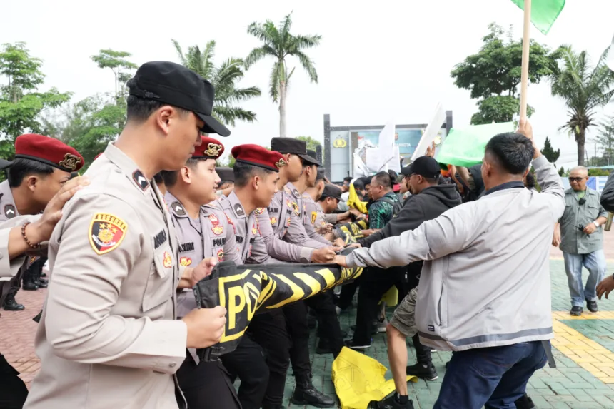 Polda Banten Gelar Simulasi Sispam Kota Jelang May Day 2026 1 Polda Banten