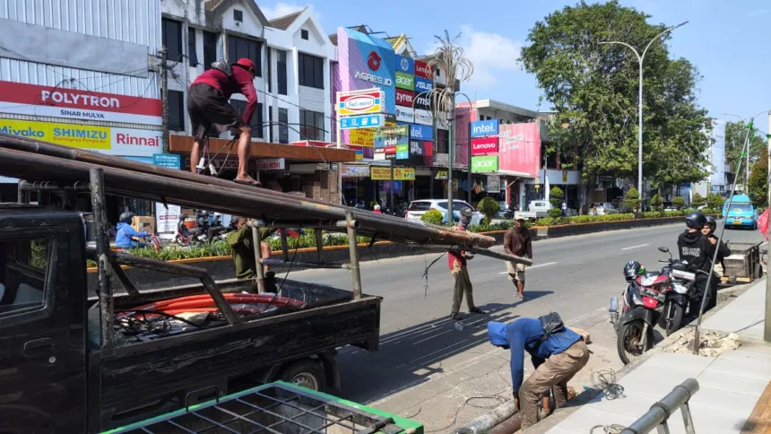 Pemkot Cilegon Targetkan Pembersihan 900 Tiang Provider Jalan Kota 1 Tiang povider