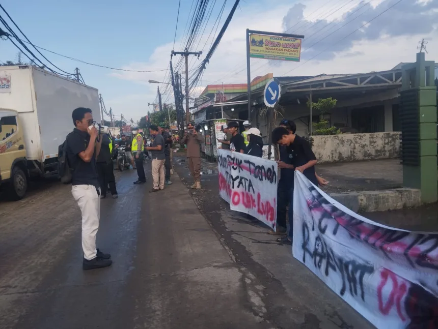 Mahasiswa di Tangerang Tolak Truk Tambang Beroperasi di Luar Jam Operasional 1 truk tambang