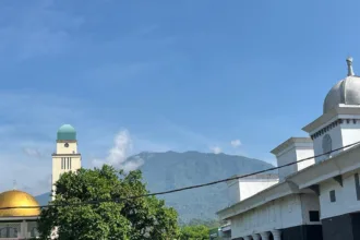 Puncak Gunung Karang